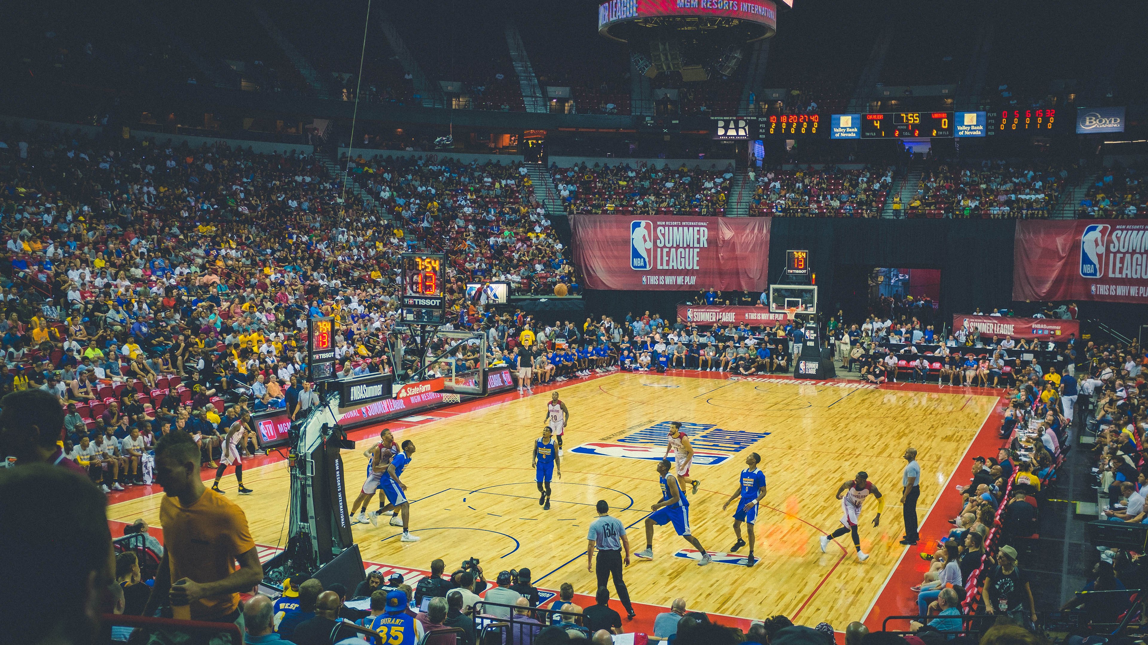 冬季滑冰灯光秀，冰上运动与艺术完美融合，冬季滑冰场广告词