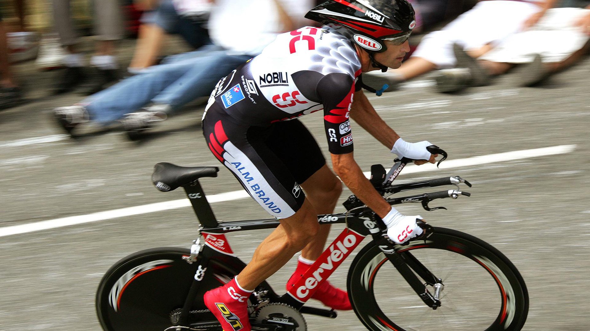 史上第一个在季后赛连续投中超远距离三分球的球员，中场超远三分球