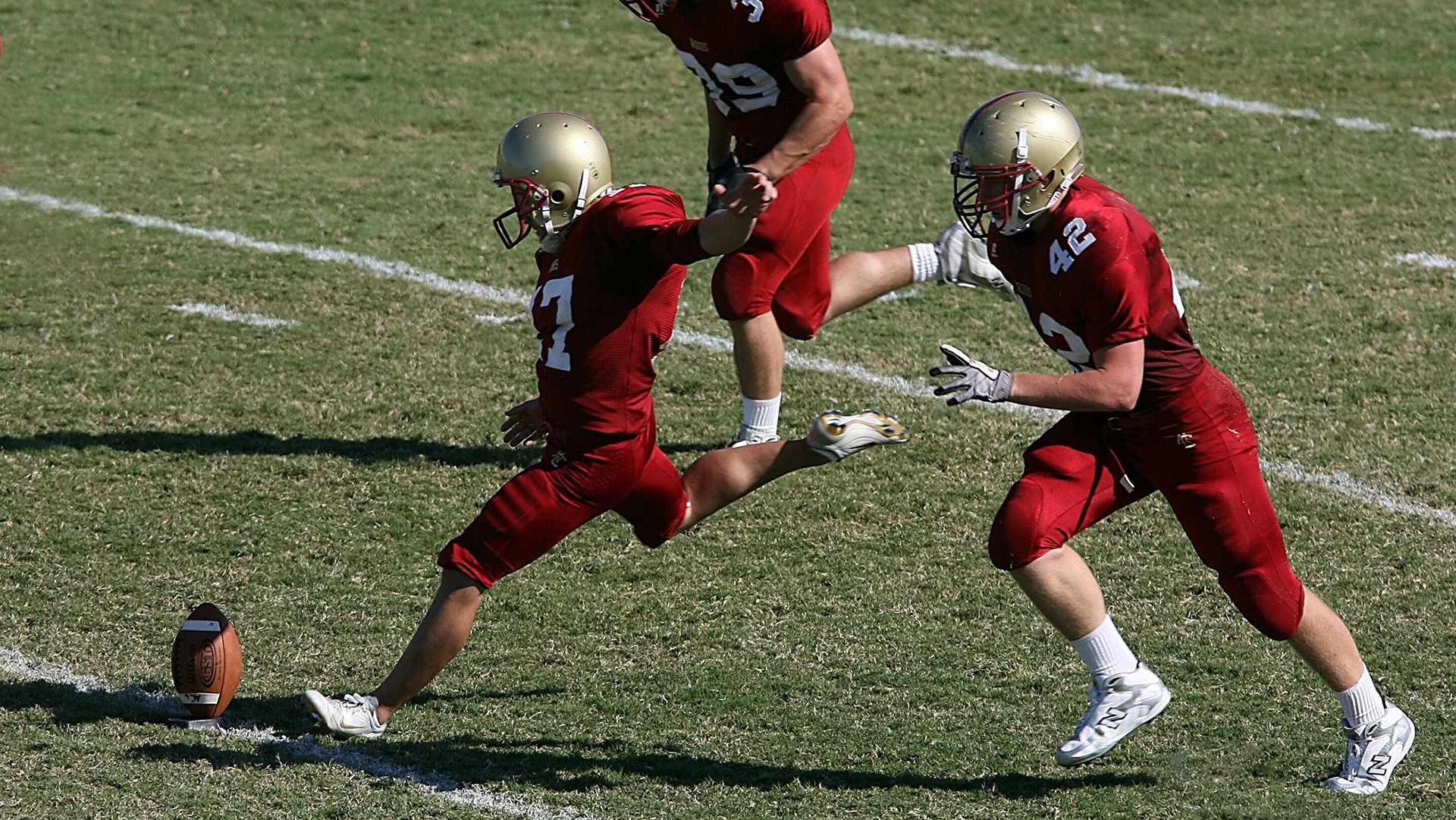 史上第一个在季后赛连续投中超远距离三分球的球员，中场超远三分球